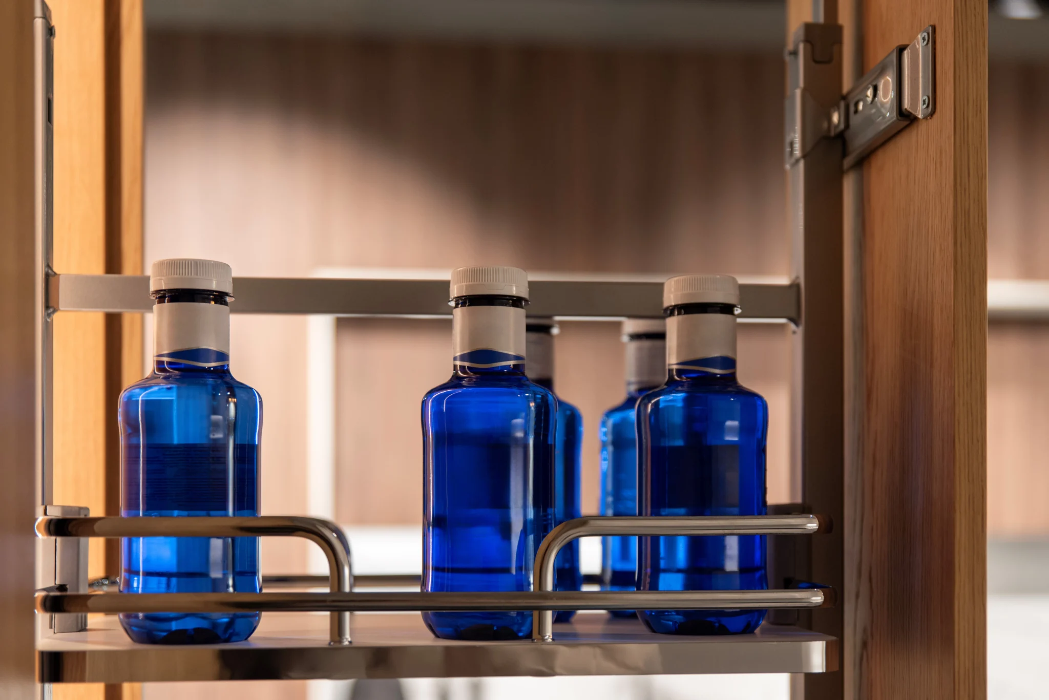 storage rack with blue Feel Free bottle drink